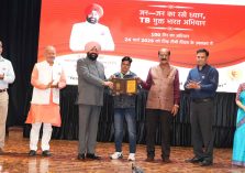 ‘‘100 दिन सघन टीबी उन्मूलन’’ अभियान कार्यक्रम में निक्षय मित्रों को सम्मानित करते हुए राज्यपाल।