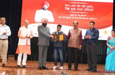 The Governor felicitating 'Nikshay Mitras' during the 