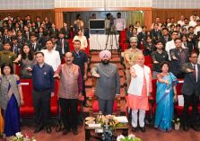 टीवी उन्मूलन एवं जागरूकता की शपथ दिलाते हुए राज्यपाल।