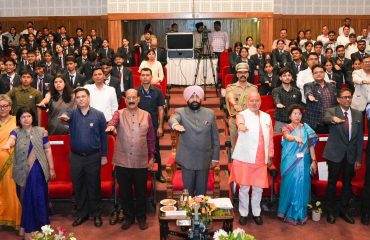 टीवी उन्मूलन एवं जागरूकता की शपथ दिलाते हुए राज्यपाल।