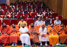 प्रज्ञानम्’ एआई चैटबॉट के लोकार्पण कार्यक्रम के अवसर पर उपस्थित छात्र-छात्राएं एवं अन्य गणमान्य लोग।