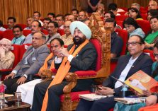 श्री देव सुमन उत्तराखण्ड विश्वविद्यालय द्वारा विकसित ‘प्रज्ञानम्’ एआई चैटबॉट के लोकार्पण कार्यक्रम के अवसर पर राज्यपाल।