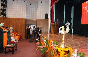 श्री देव सुमन उत्तराखण्ड विश्वविद्यालय द्वारा विकसित ‘प्रज्ञानम्’ एआई चैटबॉट का लोकार्पण करते हुए राज्यपाल।