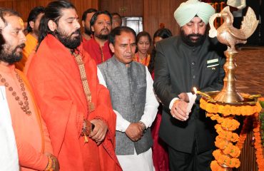 ‘प्रज्ञानम्’ एआई चैटबॉट के लोकार्पण कार्यक्रम का शुभारंभ करते हुए राज्यपाल।