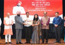 The Governor felicitating 'Nikshay Mitras' during the 