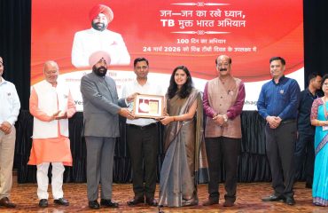 The Governor felicitating 'Nikshay Mitras' during the 