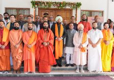 एआई चैटबॉट के लोकार्पण कार्यक्रम में गणमान्यों के साथ राज्यपाल।