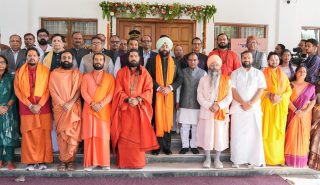 एआई चैटबॉट के लोकार्पण कार्यक्रम में गणमान्यों के साथ राज्यपाल।