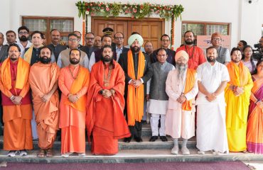 एआई चैटबॉट के लोकार्पण कार्यक्रम में गणमान्यों के साथ राज्यपाल।