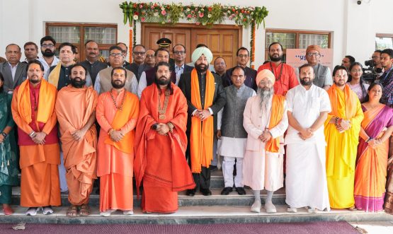 एआई चैटबॉट के लोकार्पण कार्यक्रम में गणमान्यों के साथ राज्यपाल।