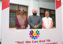 ‘‘100 दिन सघन टीबी उन्मूलन’’ अभियान कार्यक्रम में सेल्फी प्वाइंट में फोटो खिंचवाते हुए राज्यपाल।