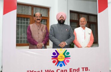 ‘‘100 दिन सघन टीबी उन्मूलन’’ अभियान कार्यक्रम में सेल्फी प्वाइंट में फोटो खिंचवाते हुए राज्यपाल।