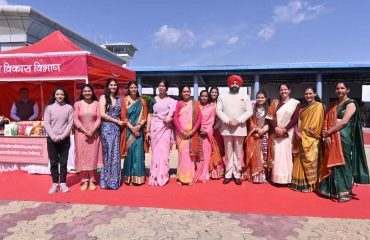 पिथौरागढ़ भ्रमण कार्यक्रम के दौरान नैनी-सैनी हवाई अड्डा परिसर में स्वयं सहायता समूह की महिलाओं द्वारा लगाए गए विभिन्न स्टालों का अवलोकन कर जानकारी प्राप्त करते हुए राज्यपाल।