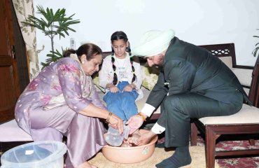 चैत्र नवरात्रि की दुर्गा अष्टमी के पावन अवसर पर कन्या पूजन करते हुए राज्यपाल।