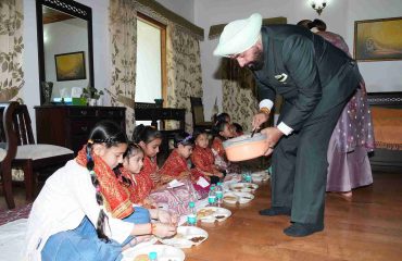 चैत्र नवरात्रि की दुर्गा अष्टमी के पावन अवसर पर कन्या पूजन करते हुए राज्यपाल।