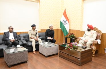 पिथौरागढ़ भ्रमण कार्यक्रम के दौरान नैनी-सैनी हवाई अड्डा परिसर में जिला प्रशासन के अधिकारियों के साथ बैठक करते हुए राज्यपाल।