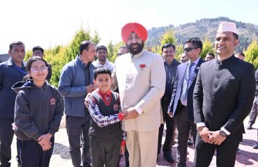 पिथौरागढ़ भ्रमण कार्यक्रम के दौरान नैनी-सैनी हवाई अड्डा परिसर में उपस्थित स्कूली बच्चों से मुलाकात करते हुए राज्यपाल।