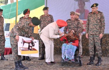 पिथौरागढ़ में आयोजित भूतपूर्व सैनिकों की रैली एवं सैनिक परिवारों के लिए आयोजित कार्यक्रम में वीर नारियों से मुलाकात करते हुए राज्यपाल।