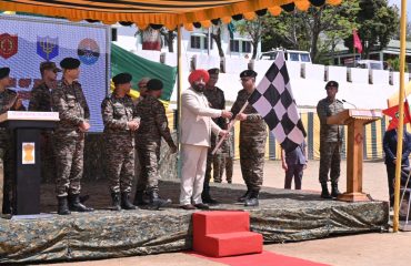 Governor concluding the rally of ex-servicemen by flagging off the program organized in Pithoragarh.