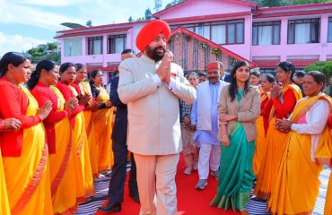 The Governor interacting with women from Self-Help Groups at the Circuit House, Pauri.