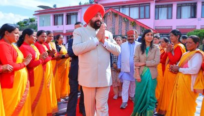 The Governor interacting with women from Self-Help Groups at the Circuit House, Pauri.