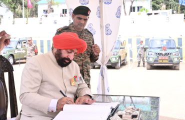 Governor concluding the rally of ex-servicemen by flagging off the program organized in Pithoragarh.