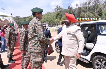 पंचशूल ब्रिगेड की 12 कुमाऊँ में भारतीय सेना द्वारा पिथौरागढ़ में आयोजित भूतपूर्व सैनिकों की रैली एवं सैनिक परिवारों के लिए आयोजित कार्यक्रम में सैना के जवान से मुलाकात करते हुए राज्यपाल।