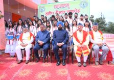 वीर चंद्र सिंह गढ़वाली औद्यानिकी एवं वानिकी विश्वविद्यालय, भरसार के तृतीय दीक्षांत समारोह के अवसर पर डिग्रियां व उपाधियां धारक छात्र-छात्राओं के साथ राज्यपाल।