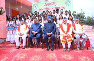 वीर चंद्र सिंह गढ़वाली औद्यानिकी एवं वानिकी विश्वविद्यालय, भरसार के तृतीय दीक्षांत समारोह के अवसर पर डिग्रियां व उपाधियां धारक छात्र-छात्राओं के साथ राज्यपाल।