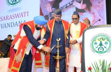 वीर चंद्र सिंह गढ़वाली औद्यानिकी एवं वानिकी विश्वविद्यालय, भरसार, पौड़ी गढ़वाल के तृतीय दीक्षांत समारोह का शुभारंभ करते हुए राज्यपाल।