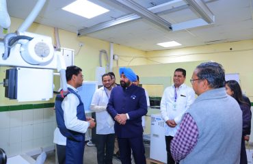 जनपद पौड़ी के दो दिवसीय भ्रमण कार्यक्रम के दौरान जिला अस्पताल का निरीक्षण कर डॉक्टरांे स्वास्थ्य सेवाओं की जानकारी प्राप्त करते हुए राज्यपाल।