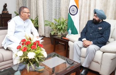 Shri Ganesh Joshi paying a courtesy call on the Governor.
