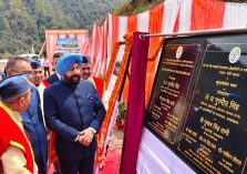 वीर चंद्र सिंह गढ़वाली औद्यानिकी एवं वानिकी विश्वविद्यालय, भरसार के तृतीय दीक्षांत समारोह के अवसर पर डिग्रियां व उपाधियां धारक छात्र-छात्राओं के साथ राज्यपाल।