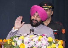 चिकित्सा समस्याएं और सड़क दुर्घटना सुरक्षा उपाय’ विषय पर एक दिवसीय सेमिनार को संबोधित करते हुए राज्यपाल।