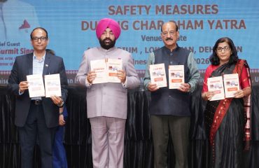 चिकित्सा समस्याएं और सड़क दुर्घटना सुरक्षा उपाय’ विषय पर एक दिवसीय सेमिनार में “पिलग्रिमेज एजुकेशन हैंडबुक” का विमोचन करते हुए राज्यपाल।