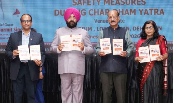 चिकित्सा समस्याएं और सड़क दुर्घटना सुरक्षा उपाय’ विषय पर एक दिवसीय सेमिनार में “पिलग्रिमेज एजुकेशन हैंडबुक” का विमोचन करते हुए राज्यपाल।