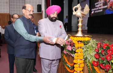 ‘चार धाम यात्रा के दौरान चिकित्सा समस्याएं और सड़क दुर्घटना सुरक्षा उपाय’ विषय पर एक दिवसीय सेमिनार का शुभारंभ करते हुए राज्यपाल।