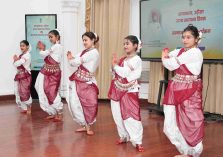 लोक भवन में राजस्थान एवं ओडिशा राज्य स्थापना दिवस के उपलक्ष्य में आयोजित कार्यक्रम में प्रतिभाग कर बालिकाओं द्वारा प्रस्तुत सांस्कृतिक नृत्य को देखते हुए राज्यपाल।