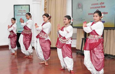 लोक भवन में राजस्थान एवं ओडिशा राज्य स्थापना दिवस के उपलक्ष्य में आयोजित कार्यक्रम में प्रतिभाग कर बालिकाओं द्वारा प्रस्तुत सांस्कृतिक नृत्य को देखते हुए राज्यपाल।