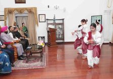 राजस्थान एवं ओडिशा राज्य स्थापना दिवस के उपलक्ष्य में आयोजित कार्यक्रम में प्रतिभाग कर बालिकाओं द्वारा प्रस्तुत सांस्कृतिक नृत्य को देखते हुए राज्यपाल।