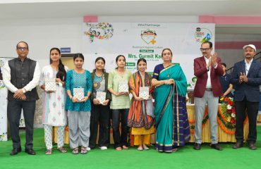 विश्व स्वास्थ्य दिवस के अवसर पर लोक भवन में रेकिट और प्लान इंडिया के तत्वावधान में आयोजित कार्यक्रम में बालिकाओं के साथ प्रथम महिला श्रीमती गुरमीत कौर।