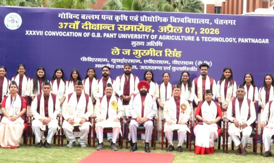 गोविंद बल्लभ पंत कृषि एवं प्रौद्योगिक विश्वविद्यालय, पंतनगर के 37वें दीक्षांत समारोह में विद्यार्थियों के साथ राज्यपाल।