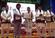 The Governor presenting medals and degrees to students during the 37th Convocation Ceremony of Govind Ballabh Pant University of Agriculture and Technology, Pantnagar.