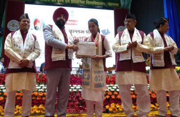 The Governor presenting medals and degrees to students during the 37th Convocation Ceremony of Govind Ballabh Pant University of Agriculture and Technology, Pantnagar.