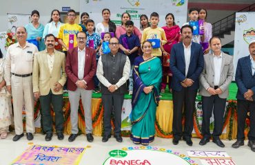 First Lady Smt. Gurmeet Kaur with medical specialists and officials at the program organized at Lok Bhavan under the aegis of Reckitt and Plan India on the occasion of World Health Day.