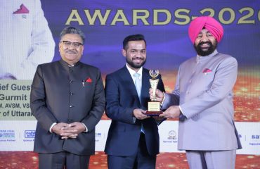 नई दिल्ली में आयोजित MIICCIA लीजेंड एंटरप्राइज अवार्ड्स-2026 समारोह में विजेताओं को सम्मानित करते हुए राज्यपाल।