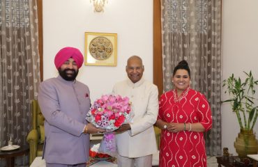 राज्यपाल लेफ्टिनेंट जनरल गुरमीत सिंह (से नि) ने आज नई दिल्ली में पूर्व राष्ट्रपति श्री रामनाथ कोविंद से शिष्टाचार भेंट की।