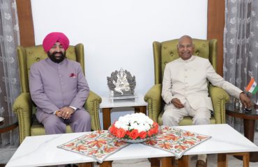 पूर्व राष्ट्रपति श्री रामनाथ कोविंद से शिष्टाचार भेंट करते हुए राज्यपाल।