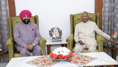 The Governor paying a courtesy call on former President Shri Ram Nath Kovind.