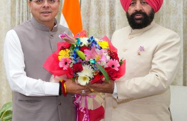 राज्यपाल से शिष्टाचार भेंट करते हुए मुख्यमंत्री